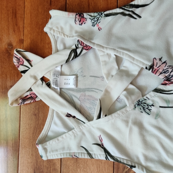 Floral Bodysuit - Picture 6 of 8